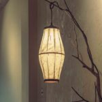 天井の電気を消す夜の習慣。フランス流「アール・ド・ヴィーヴル」でつくる部屋と心のリラックス空間
